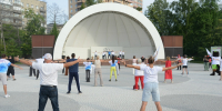 СПОРТИВНОЕ УТРО: ЗАРЯДКА С ЭЛЕМЕНТАМИ УШУ ПРОШЛА В ЦЕНТРАЛЬНОМ ПАРКЕ! - Управление физкультуры и спорта г. Новосибирска