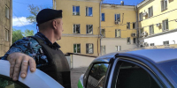 Читинец прятался за закрытой дверью от судебных приставов, но оплатил долг матери - УФССП