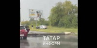 Опора ЛЭП с оборванными проводами перегородила дорогу после ДТП в Казани - ИА Татар-информ