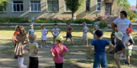 Бодрое утро в детском саду №12: зарядка на улице для младших и средних групп. - Красноармейский район