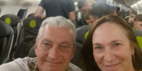 Врач из Приамурья пришла на помощь потерявшей сознание пассажирке на борту самолета - ИА Порт Амур