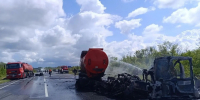 На трассе М-5 в Самарской области после столкновения бензовозов начался пожар - TLT.Ru