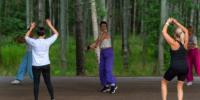 В Городском парке «Над рекой» прошла очередная бесплатная тренировка — Zumba Open Air под открытым небом. - Город Новодвинск