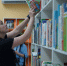 Девушка-читательница берет с полки книгу.. - Администрация г. Вологда
