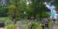 В Курске сотрудники учреждений культуры провели субботник на Никитском кладбище - РИА Курск
