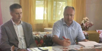 Ход ремонта дороги и воинского захоронения в Усвятах проверили депутат и глава округа - Pln-Pskov.Ru