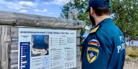 спасатель возле информационного сенда - ИА Nord-News.Ru