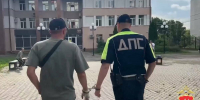 Водителя, влетевшего в двоих мужчин в Казани и уехавшего с места ДТП, арестовали - ИА Татар-информ