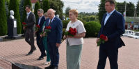 Сегодняшнее праздничное утро ракитянцы начали с торжественного возложения цветов в Сквере Воинской Славы. - Ракитянский район