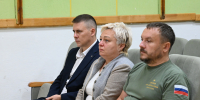 Воинов-десантников, проходящих лечение в госпитале, поздравили с наступающим профессиональным праздником - Департамент Внутренней политики