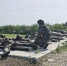 Военнослужащие в камуфляже на открытой местности: часть бойцов находится на земле, другие стоят или сидят, у всех видна экипировка — шлемы и оружие, что указывает на учения, Изображение. - U74.Ru
