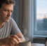 Чашка утреннего кофе на столе у окна в мягком рассветном свете - 168.Ru