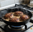 Жир больше не летит по всей кухне: 5 простых приёмов для жарки мяса, рыбы и котлет - Pro Город Ухта