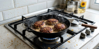 Жир больше не летит по всей кухне: 5 простых приёмов для жарки мяса, рыбы и котлет - Pro Город Ухта