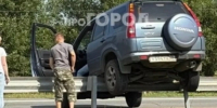 В районе Стрижевского карьера автомобиль повис на металлическом заборе - Город Киров