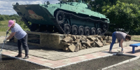 В Червонопартизанске благоустроили территорию у памятника освободителям - Администрация города Свердловска и Свердловского района