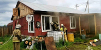 На улице Цветочной в Покровске загорелся жилой дом - Комсомольская Правда