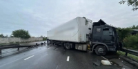 Водитель грузовика протаранил ограждение и выехал на встречную полосу в Иркутске - Weacom.Ru