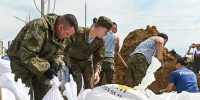 В День ВДВ тюменцы объединились и вышли на укрепление дамб от паводка - Комсомольская правда