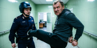 Дебошир, ударивший ногой в лицо полицейского во Владимире, проведет в колонии 1 год и 6 месяцев - Zebra-TV.Ru