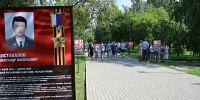 В День ВДВ Александр Романенко возложил цветы к монументу героям-десантникам в Барнауле - Законодательное Собрание
