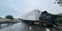 В Иркутске водитель большегруза врезался в ограждение - 1-LINE
