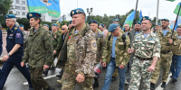 Уральские десантники отметили 96-ю годовщину создания ВДВ шествием и митингом - Информационный портал Свердловской области