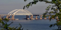 Перед Крымским мостом растет очередь из машин - Комсомольская правда