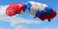 Июль 2026 года. Псков. Чемпионат Вооружённых сил РФ по парашютному спорту. Прыжок на точность приземления. Чтобы получить 0 сантиметров отклонения, необходимо попасть в точку диаметром два сантиметра. Здесь и далее фото предоставил пскович, заслуженный мастер спорта Валерий Хювенен - InformPskov.Ru