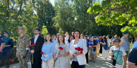 Память и уважение: члены Общественной палаты возложили цветы к памятнику воинам-десантникам у музея ВДВ - Общественная палата