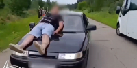 ГАИ наказала водителя за поездку с пассажиром на капоте в Челябинске - Вечерний Челябинск