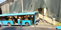 В Брянске на Калинина после массового ДТП автобус №37 вылетел на тротуар - БрянскToday.Ru