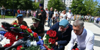 В Серпухове колонна ВДВ проехала по главным улицам и возложила цветы к «Черному тюльпану» - Smitanka.Ru