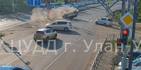 В центре Улан-Удэ автомобиль эпично перевернулся и встал на крышу - ИА Байкал-Daily