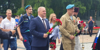 Автопробег и возложение цветов в честь Дня ВДВ состоялись во Владивостоке - Администрация г. Владивостока