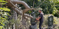 Мощный ураган в Ростове повредил могильные плиты на Армянском кладбище - DonDay.Ru