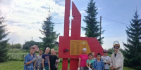 Ребята из лагеря «Полянка» провели уборку у памятника воинам Великой Отечественной войны - Мензеля