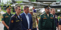 Легендарный «боец с красным рюкзаком» встретился с северодвинской молодёжью, ветеранами СВО и военнослужащими. - Администрация г. Северодвинска