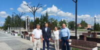 Сергей Кальченко (второй слева) на площади села Кочки - Законодательное собрание