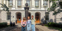 Полина Бондаренко, Анастасия Хапчук и Ольга Щусь у Главного здания СПбПУ - СПб ГПУ