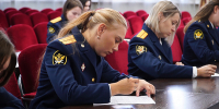 В первый день состоялось тестирование на знание нормативно-правовых документов, регламентирующих деятельность уголовно-исполнительной системы. Также девушки продемонстрировали свою физическую форму, выполнив нормативы по стрельбе и комплекс силовых упражнений. - УФСИН по Алтайскому краю
