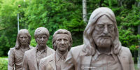Шагающих The Beatles установили около ТГАСУ - News.VTomske.Ru