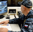 судебный пристав смотрит в монитор - ИА Nord-News.Ru