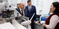 Премьер-министр России Михаил Мишустин побывал в школе №22 Кызыла и поздравил Туву с первым стобалльником по физике - Правительство Республики Тыва