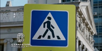 Госавтоинспекция просит водителей тормозить перед пешеходными переходами заранее - Ярославский регион