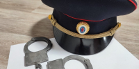 фуражка полицейского и наручники - ИА Nord-News.Ru