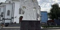 Краснодарцы несут цветы к стихийному мемориалу в память о погибших при атаке БПЛА в Архипо-Осиповке - Кубанские Новости