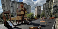 Новая детская площадка в мкр. Южный уже почти готова, но пока еще закрыта для игр в связи с укладкой резинового покрытия - Администрация г. Домодедово