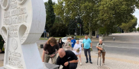 В Краснодаре и Архипо-Осиповке несут цветы и игрушки в память о жертвах БПЛА - SochiStream.Ru