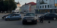 Водитель мопеда получил травмы в столкновении с автомашиной на Октябрьской площади Пскова. ФОТО, ВИДЕО - Pln-Pskov.Ru